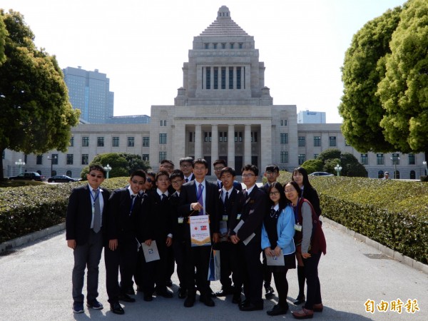 國立彰化高中「日本踏查團」13日參觀日本國會。（記者林翠儀攝）
