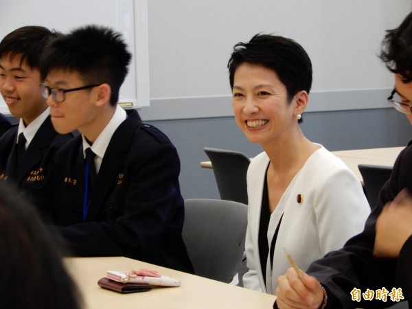 台裔日本參議員蓮舫13日與來訪的國立彰化高中「日本踏查團」,進行了小型的座談會。(記者林翠儀攝)