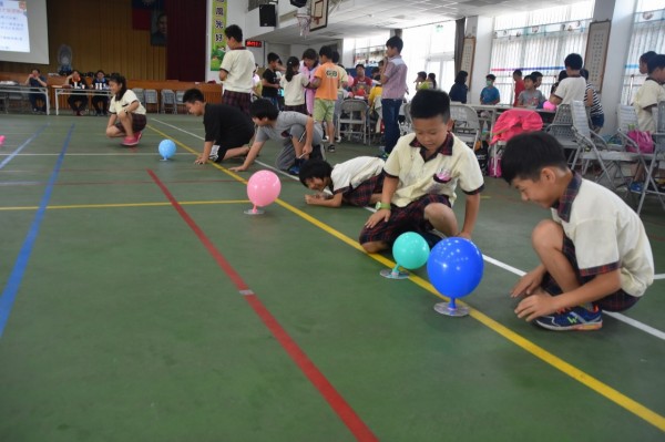 學生們玩氣球火箭和氣球氣墊船等科普遊戲。(記者林宜樟翻攝)