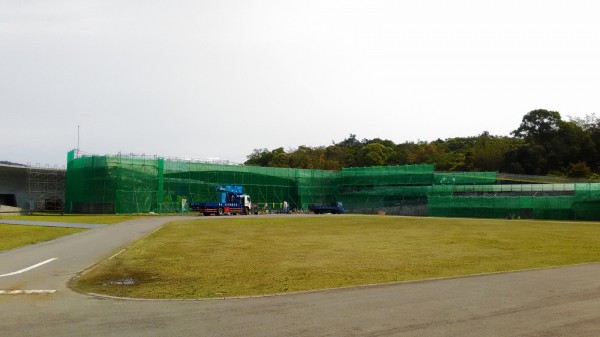日月潭向山遊客中心進行外牆粉刷整修,整個建物彷彿被鷹架、防護網「打包」起來。(日管處提供)
