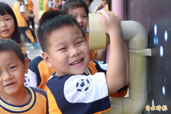 壯圍鄉古亭國小明日將辦理親子節活動,邀請幼兒園學童與家長共600人,除了有探索闖關,還邀請劇團表演欣賞,希望讓孩子提前體驗學校活力。(記者林敬倫攝)