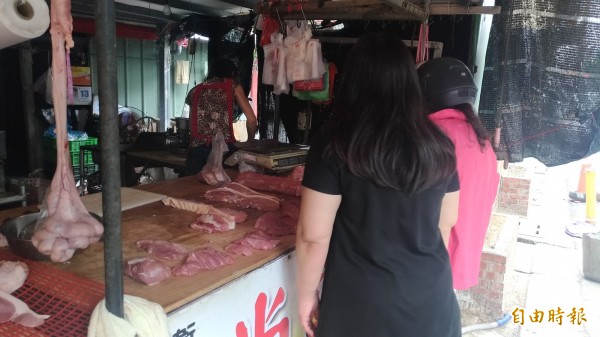 消費者大多不知道豬肉攤零售價格。(記者廖淑玲攝)