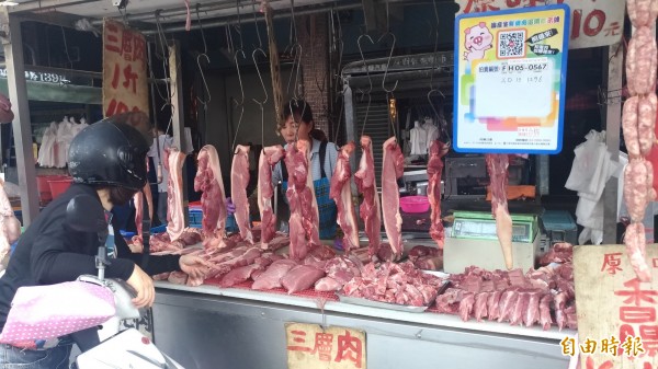 消費者在肉攤買豬肉大多不會詢價,價碼由攤販決定。(記者廖淑玲攝)