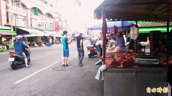 街頭豬肉攤林立價格卻無法齊一。(記者廖淑玲攝)