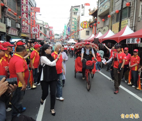 鐵馬進香車隊在媽祖護神車帶領下出發。(記者張勳騰攝)