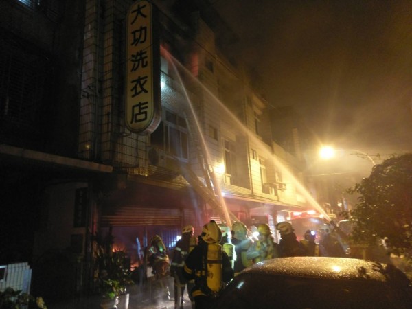 中壢區一處民宅發生火警,住戶陸姓女子命危送醫。(桃園市政府消防局提供)