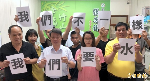 南投縣議員張志銘(第1排左2)號召民眾展開「爭水權」行動,以捍衛竹山鄉親飲用水權益。(記者謝介裕攝)
