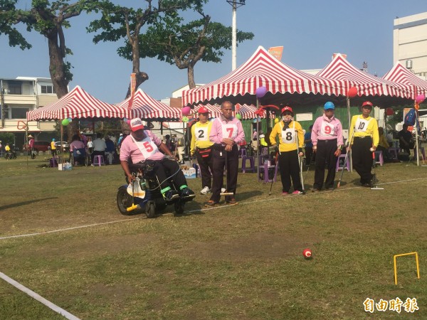 愛心盃全國身障者槌球運動錦標賽首度移師台東舉行，來自花蓮、桃園、高雄等各縣市12支球隊百餘位選手齊聚。（記者張存薇攝）