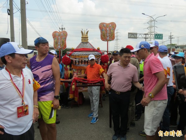 大甲媽祖鑾轎進入大肚，並在大肚公所所設香案駐駕，民眾爭相鑽轎底。（記者蘇金鳳攝）