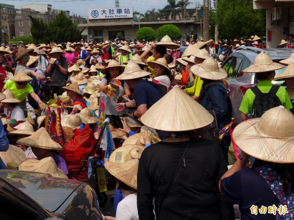 大甲媽祖鑾轎進入大肚，主辦單位在大肚車站開「斗笠趴」，要彰顯過去遶境精神　（記者蘇金鳳攝）