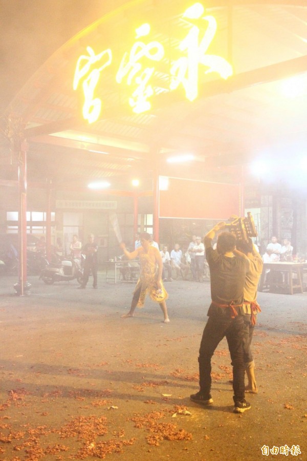 嘉義縣東石鄉永靈宮新任乩童陳俊男今天凌晨出關。(記者林宜樟攝)