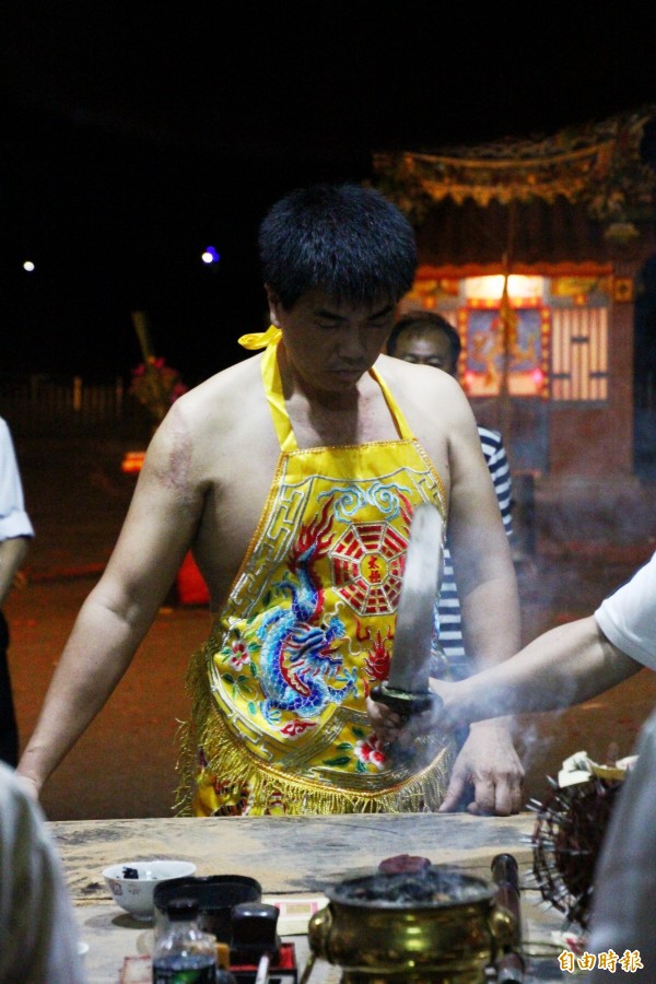 陳俊男穿上八卦肚與龍虎裙。(記者林宜樟攝)