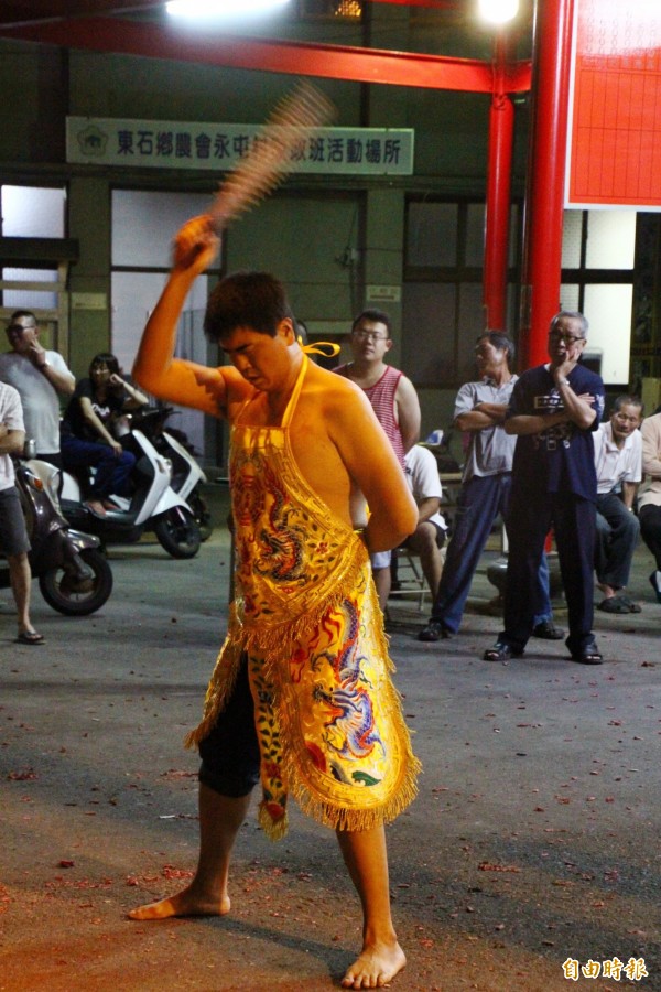 陳俊男穿上八卦肚與龍虎裙,進行操五寶儀式。(記者林宜樟攝)