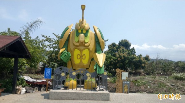 農產化身意象金剛,卓蘭好吸睛,圖為水梨金剛。(記者蔡政珉攝)