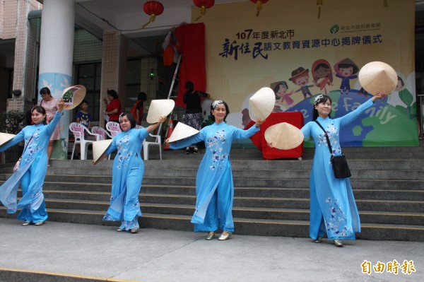 新住民婦女著傳統服飾載歌載舞。（記者翁聿煌攝）