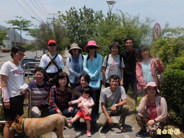 台南社大台江分校、海尾朝皇宮在台江山海圳綠道，規畫環境學習活動。（記者邱灝唐攝）