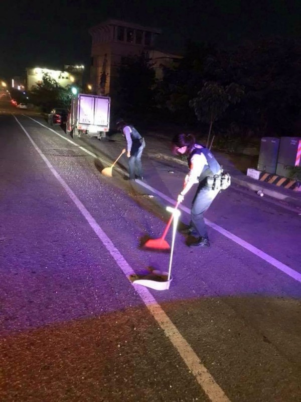 李子權和張於歆2位女警夜晚掃街,清除路面砂石。(草屯警方提供)