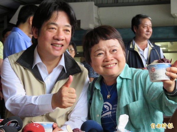 賴揆(圖左)在花蓮光復糖廠品嚐冰淇淋,並比出「讚」的手勢與民眾合影。(記者李欣芳攝)