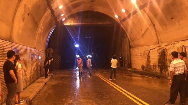 受困民眾一見到公路總局工程人員進入隧道後,宛如看見救星,終於可以結束這場驚魂夜,暫先撤離回花蓮市。(記者王峻祺翻攝)