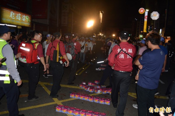 大甲媽半夜遶境彰化市區，消防、警方人員沿路沒收陣頭準備的鞭炮、煙火。（記者湯世名攝）