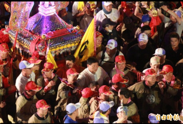 大甲媽凌晨通過彰化市三民地下街畫面。（記者陳冠備攝）