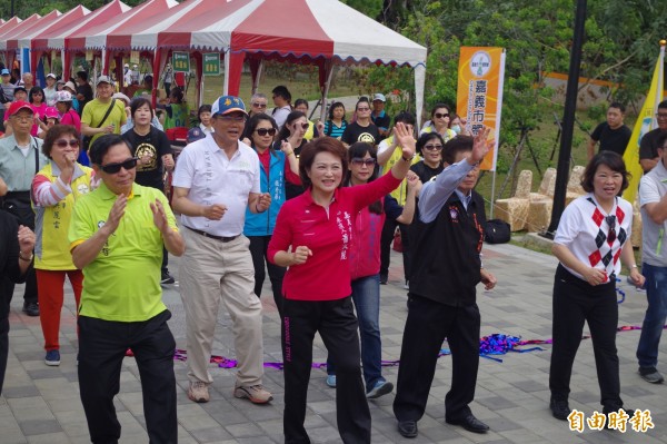 市長涂醒哲（左）、市議長蕭淑麗（左二）及前市長黃敏惠（右一）同場暖身。（記者王善嬿攝）