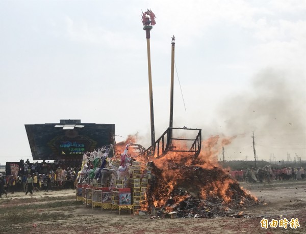 安定真護宮王船祭今早約9點50分時，火苗從王船內竄出，也象徵遊王公決定出巡的時間。（記者萬于甄攝）