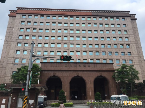 基隆地檢署檢察官偵訊後,依對未成年性交罪將藍男起訴。(記者吳昇儒攝)