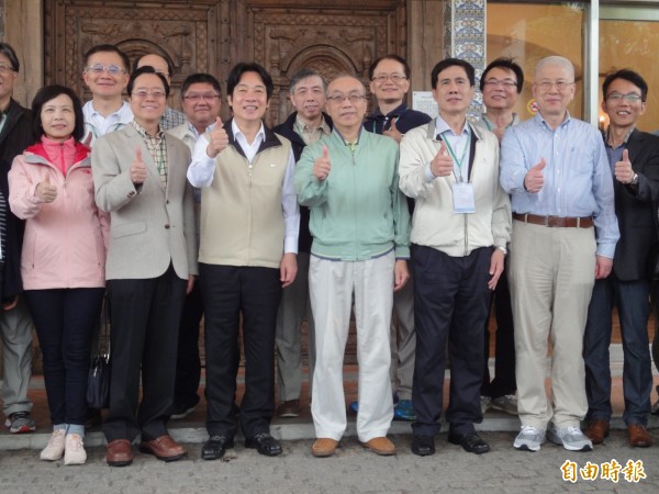 合庫金控暨合作金庫銀行董事長雷仲達(左二)於花蓮巧遇行政院長賴清德(左三)。(記者盧冠誠攝)
