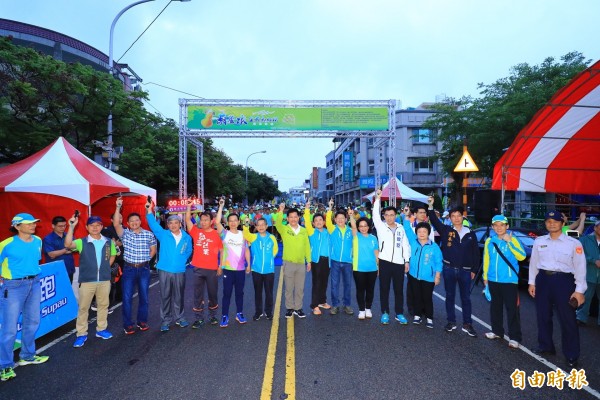 台中市長林佳龍等為第八屆葫蘆墩全國馬拉松鳴槍起跑！（記者歐素美攝）