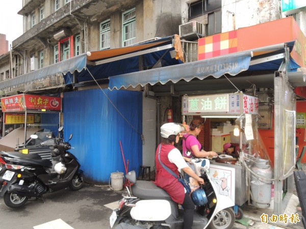 陳女蓋在新北市瑞芳區明燈路三段、民生街口搭蓋違建(藍色建物、雨遮),影響相鄰趙姓屋主出入,基隆地檢署依強制罪嫌起訴她。(記者林嘉東攝)