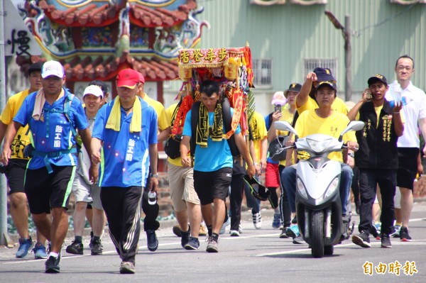 張東耀從花蓮出發,背著神像徒步行腳。(記者林宜樟攝)