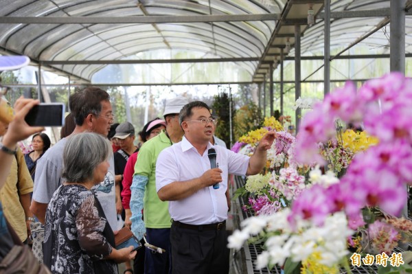 屏東九如鄉北玄宮主「台灣蘭花節」邁入第20屆,廟方也將延續傳統以擲筊方式選出今年的「花王」。(記者邱芷柔攝)
