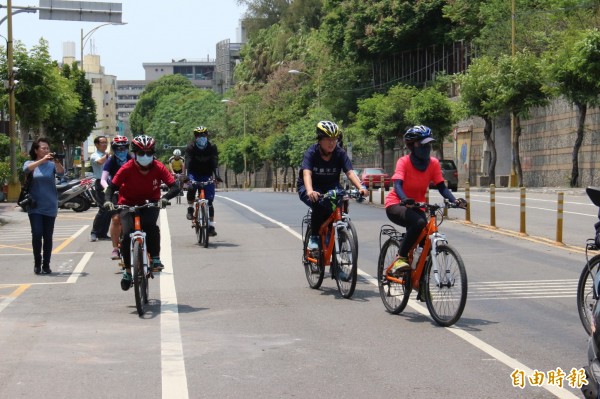 11名南女學生一路從台南騎單車到彰化，為癌友募髮募款。（記者張聰秋攝）