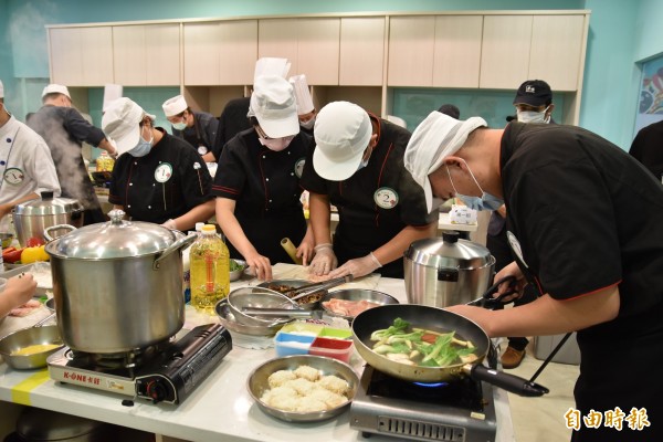 推廣台灣鯛、台灣蒜,雲林縣口湖漁類生產合作社舉辦台灣鯛魚料理大賽,參加隊伍今天現場競賽。(記者黃淑莉攝)