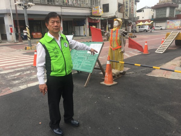 鄭功進希望旱溪街補丁式路面得以獲得改善，讓媽祖遶境的路能走得更順暢。（記者許國楨翻攝）攝）