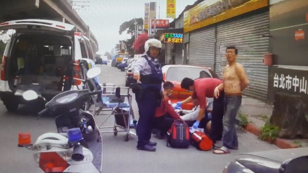 老翁跌坐路邊。（記者鄭景議翻攝）