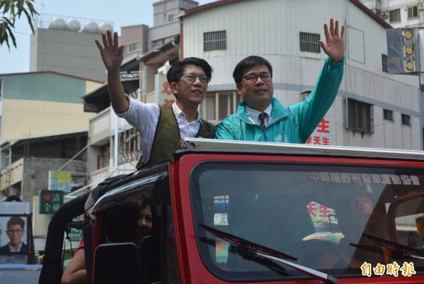 民進黨高雄市長提名人陳其邁（右），今天陪同爭取民進黨大里、霧峰初選提名的謝賢（左）進行掃街拜票。（記者陳建志攝）