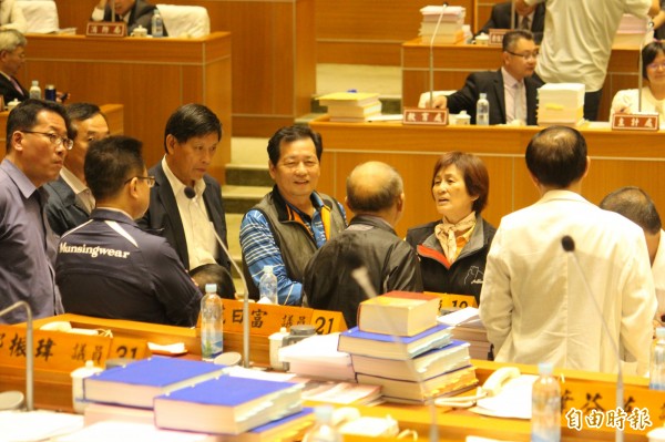 新竹縣議員陳正順(中著背心者)說,發展浪漫台3線的觀光實力,也要關心浪漫台3線的居民就醫資源缺乏問題。(資料照)