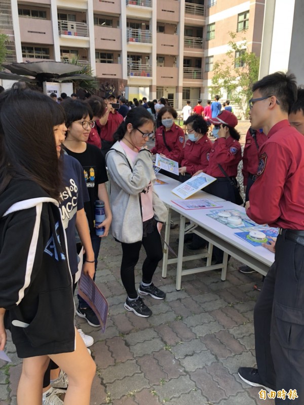 學生繞攤位跑關。（記者黃旭磊攝）