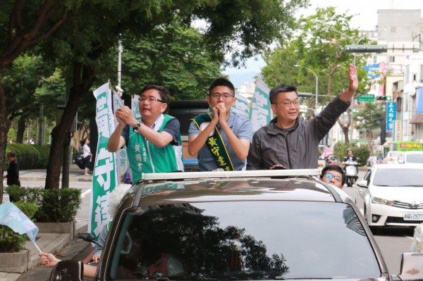 民進黨中西區市議員初選，參選人黃守達（中）由立法院副院長蔡其昌（右）陪同掃街。（黃守達團隊提供）