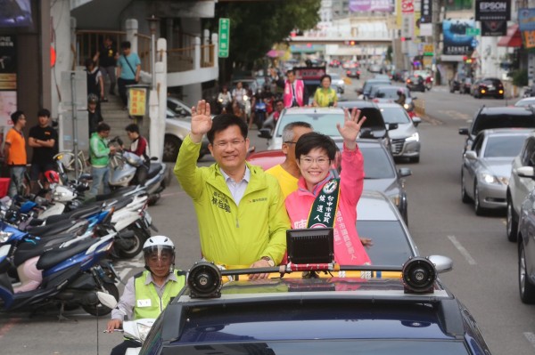 民進黨中西區市議員初選，參選人陳俞融（右）由市長林佳龍（左）陪同掃街。（陳俞融團隊提供）