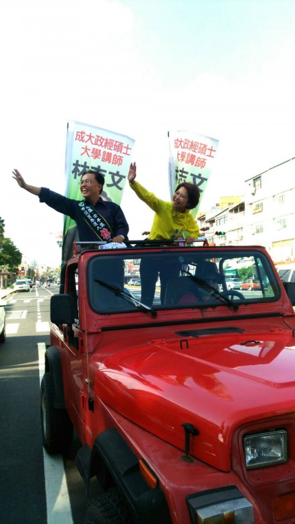 立委陳亭妃（右）陪市議員初選參選人林志文（左）以車隊遊行拜票。（記者王俊忠翻攝）