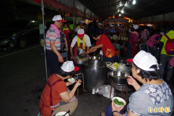 西螺鎮民準備豐盛素食，款待隨香信徒。（記者林國賢攝）