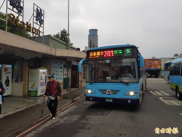 基隆市公車處陳姓司機日前勸導乘客，把洗水塔設備放在地面上，乘客卻爆粗口罵五字經，司機憤而提告。圖片中的公車非當事人所駕駛。（記者俞肇福攝）