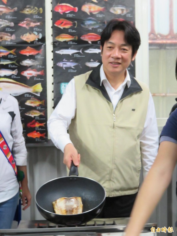 (記者李欣芳攝)很少下廚的賴揆親自體驗煎魚。