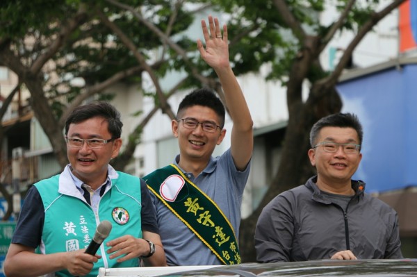 立院副院長蔡其昌、立委黃國書陪同黃守達掃街拜票。（黃守達服務處提供）