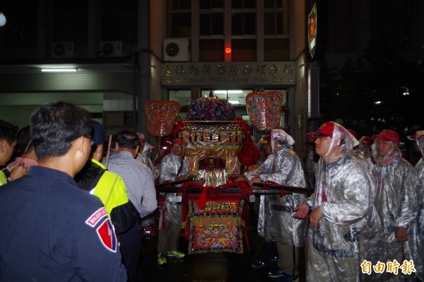 太平媽到西螺警分局賜福。（記者林國賢攝）