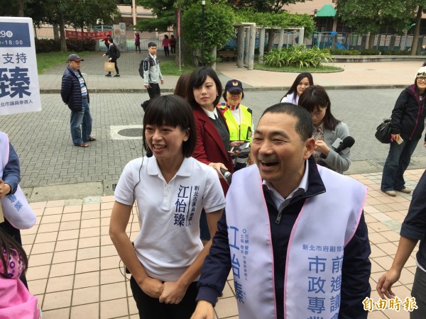 代表國民黨參選新北市長的侯友宜(右),一早便和議員參選人江怡臻前往拜票。(記者邱書昱攝)