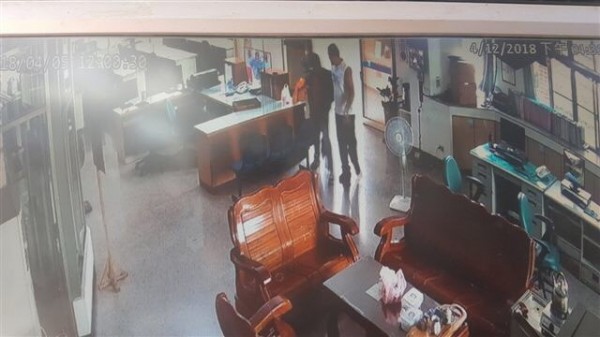 楊男到派出所前等公車,馬上被眼尖警察發現。(記者陳彥廷翻攝)
